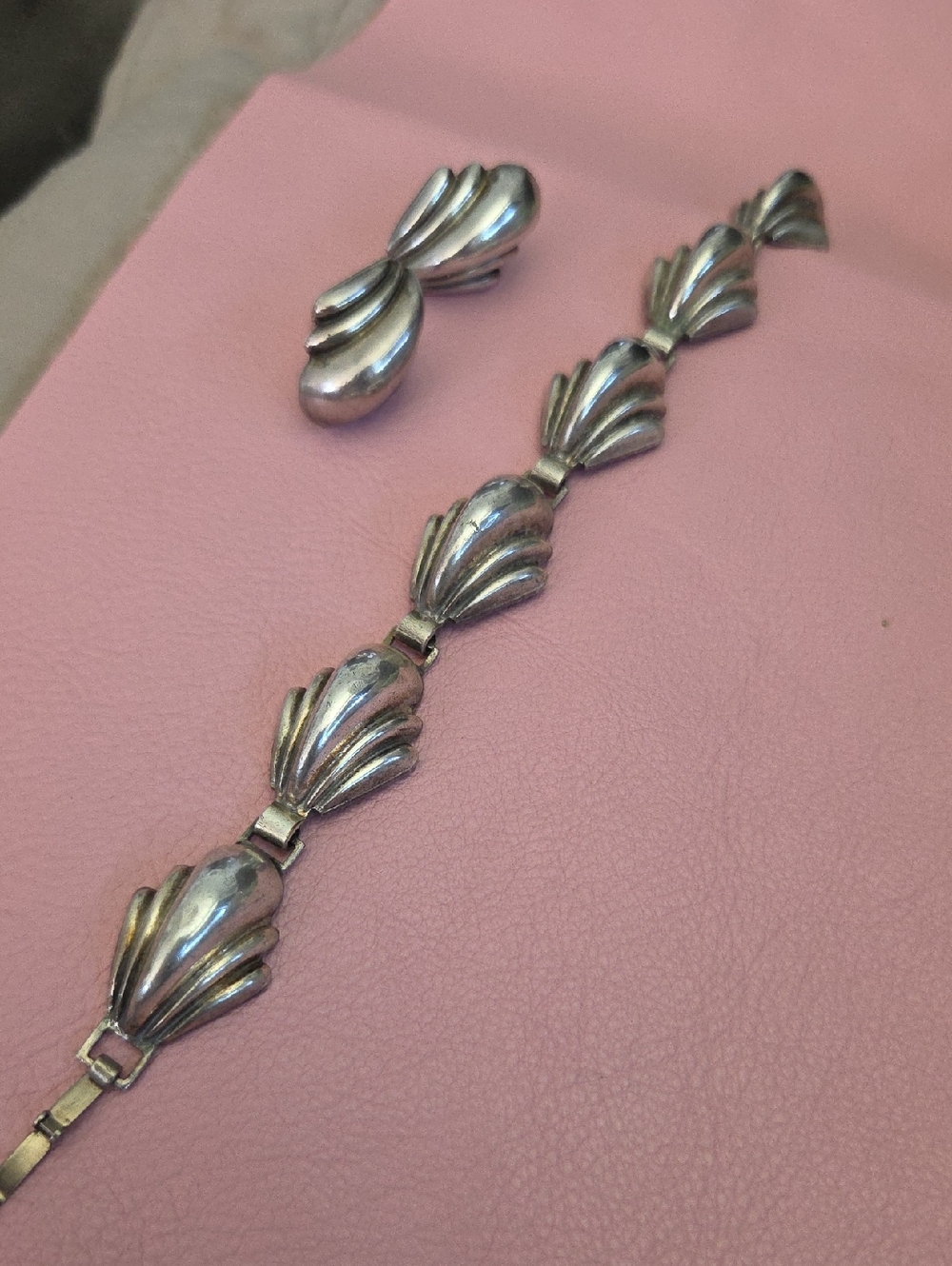 VINTAGE CORO-Silver Shell-Link Bracelet and Clip-On Earrings - Silver